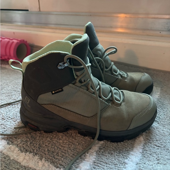 Salomon Outward Mid GTX Hiking Boots - Women's - Picture 2 of 6